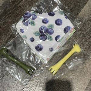 Baby gift set - 4 drool bibs and 2 giraffe spoons